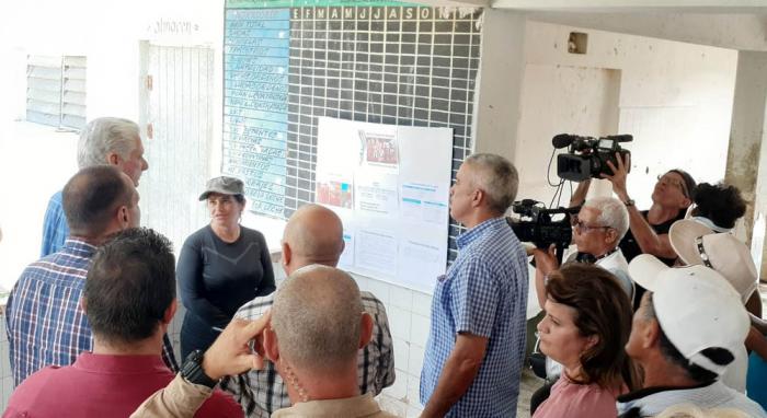 Presidente cubano intercambia con productores de cooperativa agropecuaria en La Habana del Este